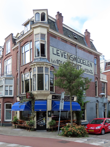 850707 Gezicht op de voor- en zijgevel van het pand Catharijnesingel 81 (Restaurant Saar) te Utrecht. Met op de ...